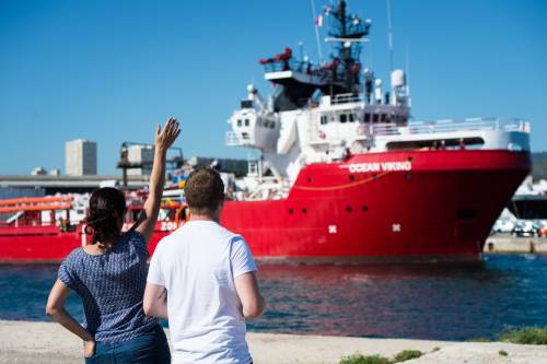 La Ocean Viking va a Pozzallo: i 274 migranti messi in quarantena